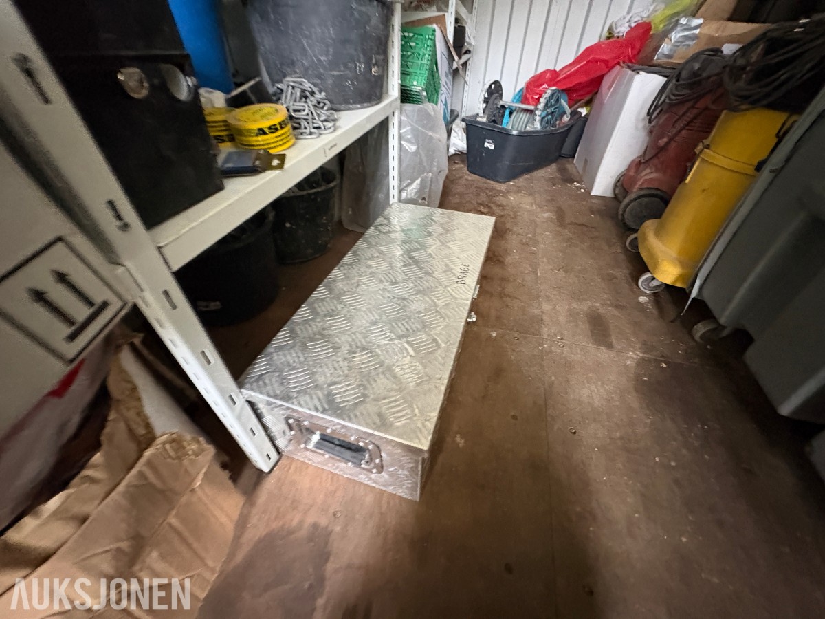 2014 20 fots container med omfattende saneringsutstyr – selges samlet