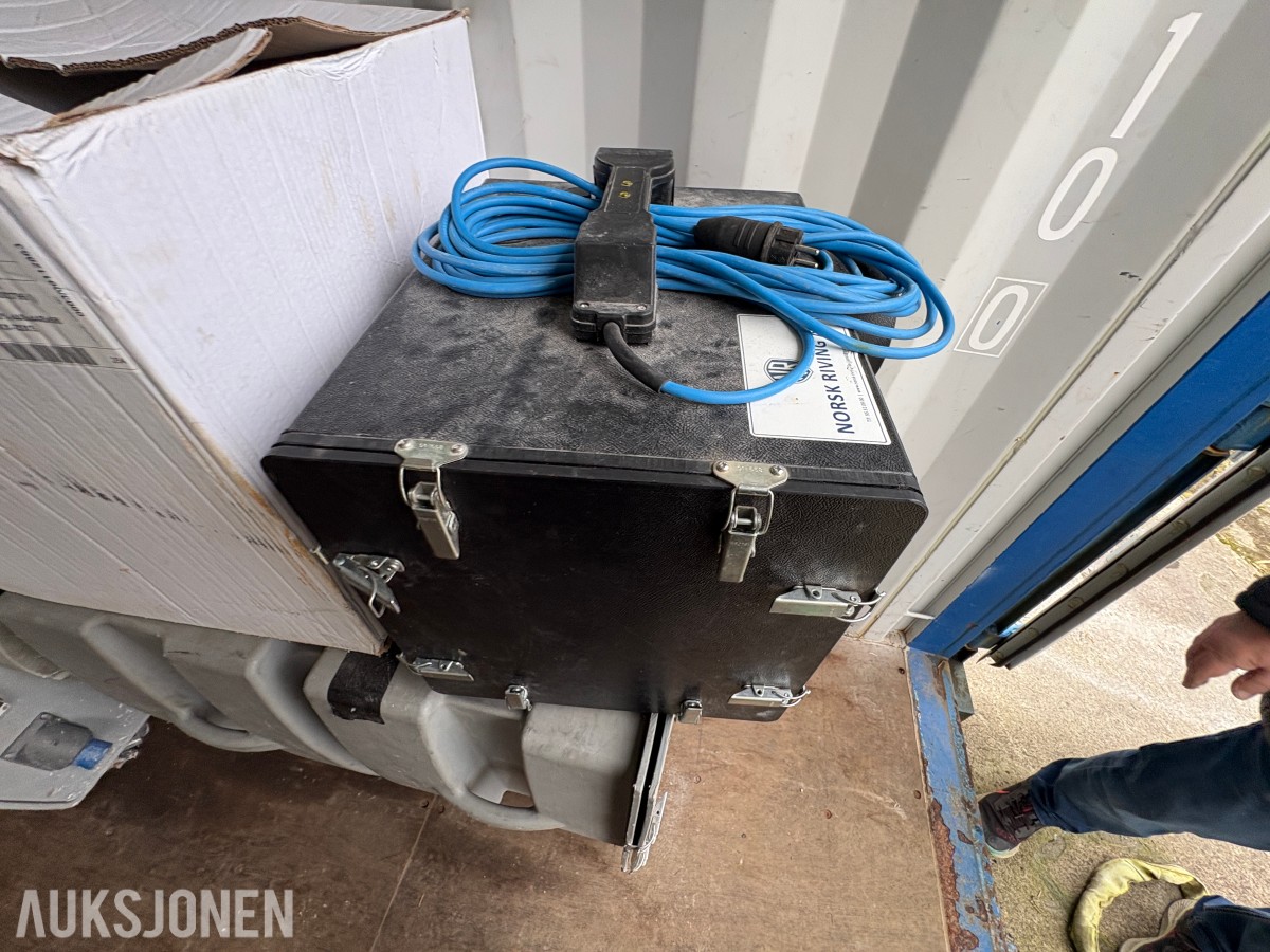2014 20 fots container med omfattende saneringsutstyr – selges samlet