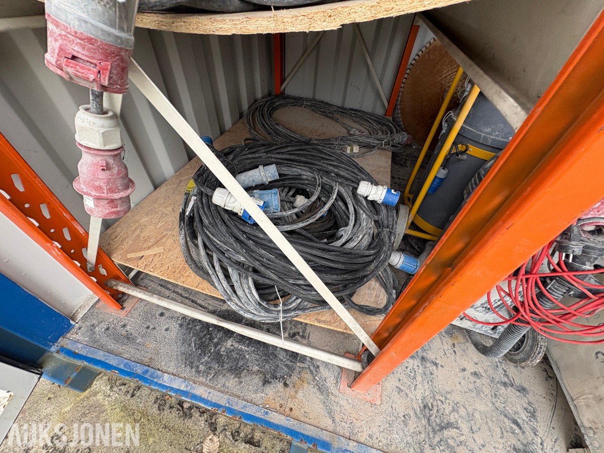 2021 10 fots container med innhold – diverse utstyr