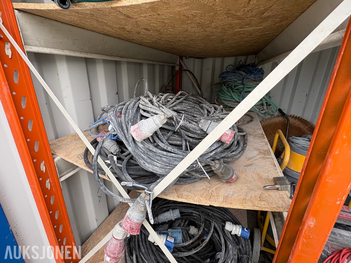 2021 10 fots container med innhold – diverse utstyr