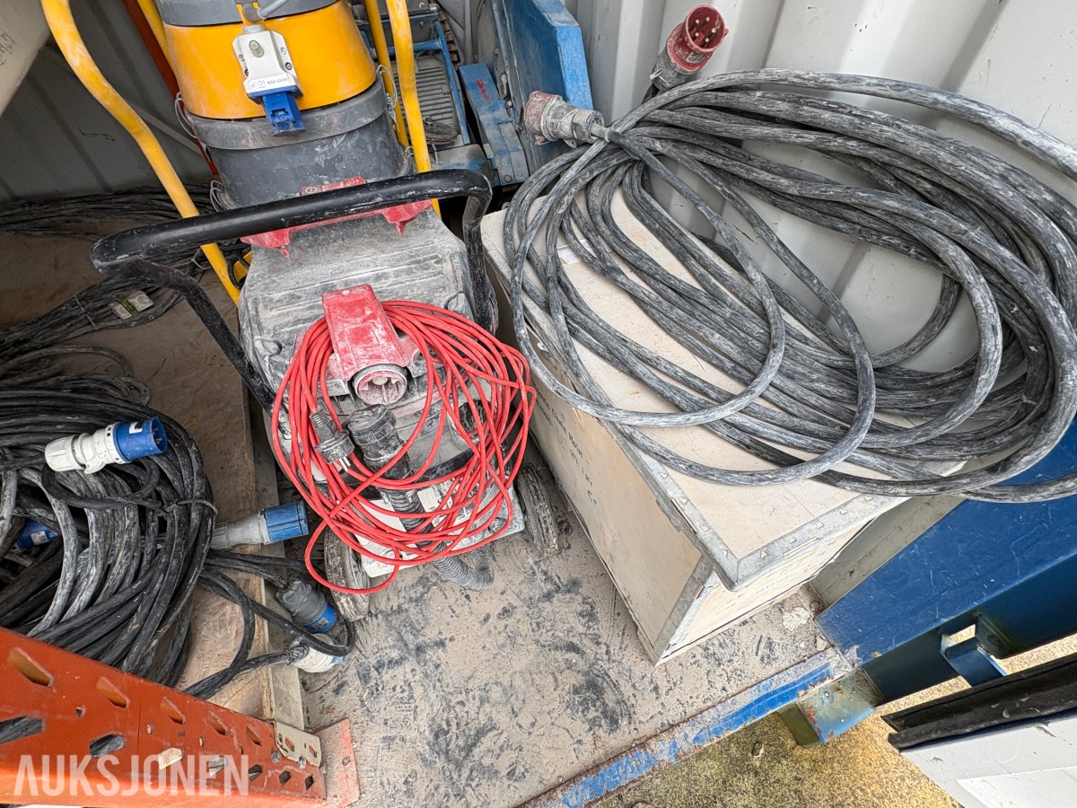 2021 10 fots container med innhold – diverse utstyr