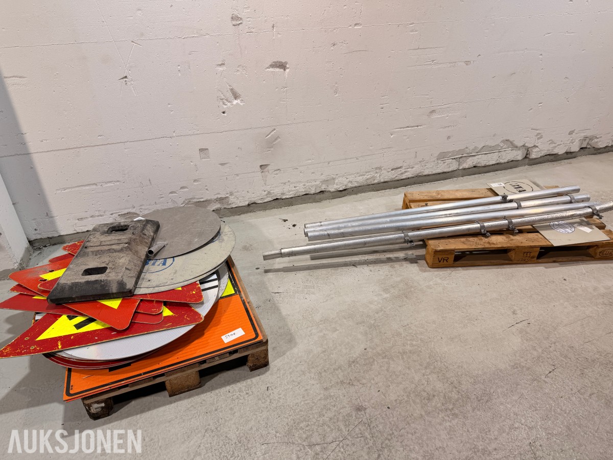 Parti med ca 35 trafikkskilt og skiltstolper