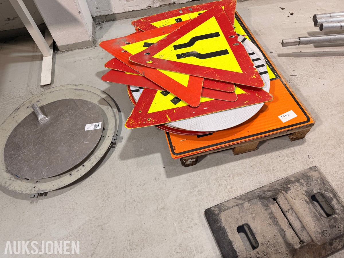Parti med ca 35 trafikkskilt og skiltstolper