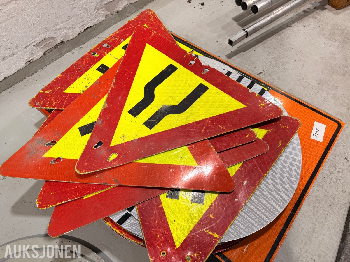 Parti med ca 35 trafikkskilt og skiltstolper