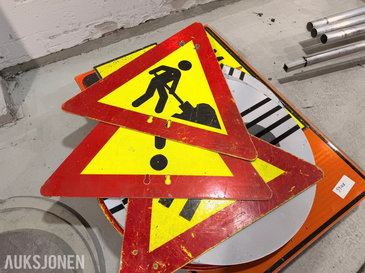 Parti med ca 35 trafikkskilt og skiltstolper