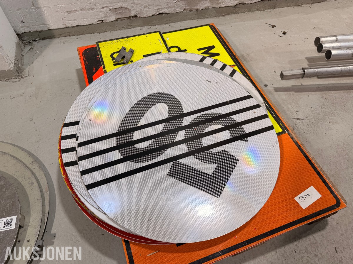 Parti med ca 35 trafikkskilt og skiltstolper