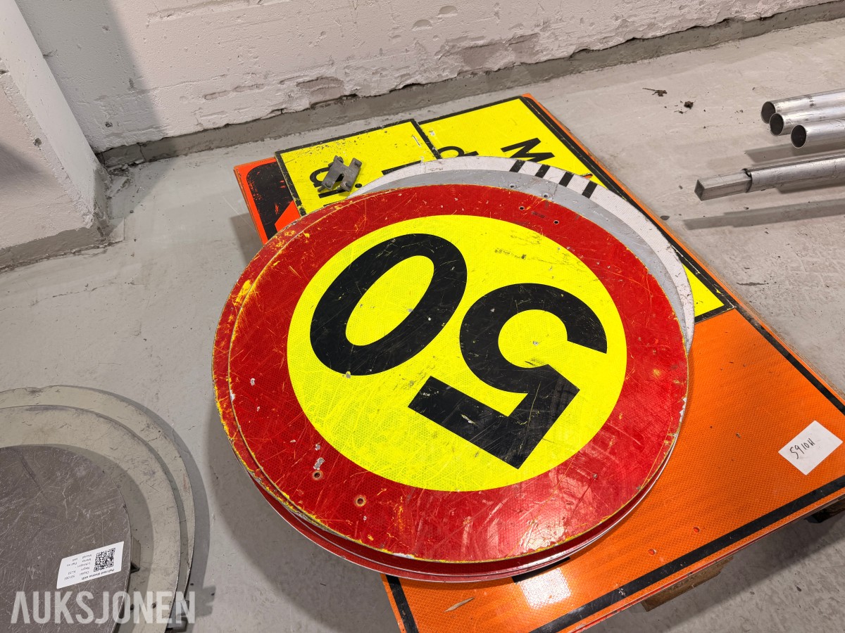 Parti med ca 35 trafikkskilt og skiltstolper