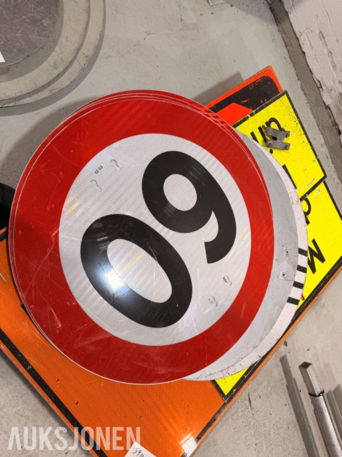 Parti med ca 35 trafikkskilt og skiltstolper
