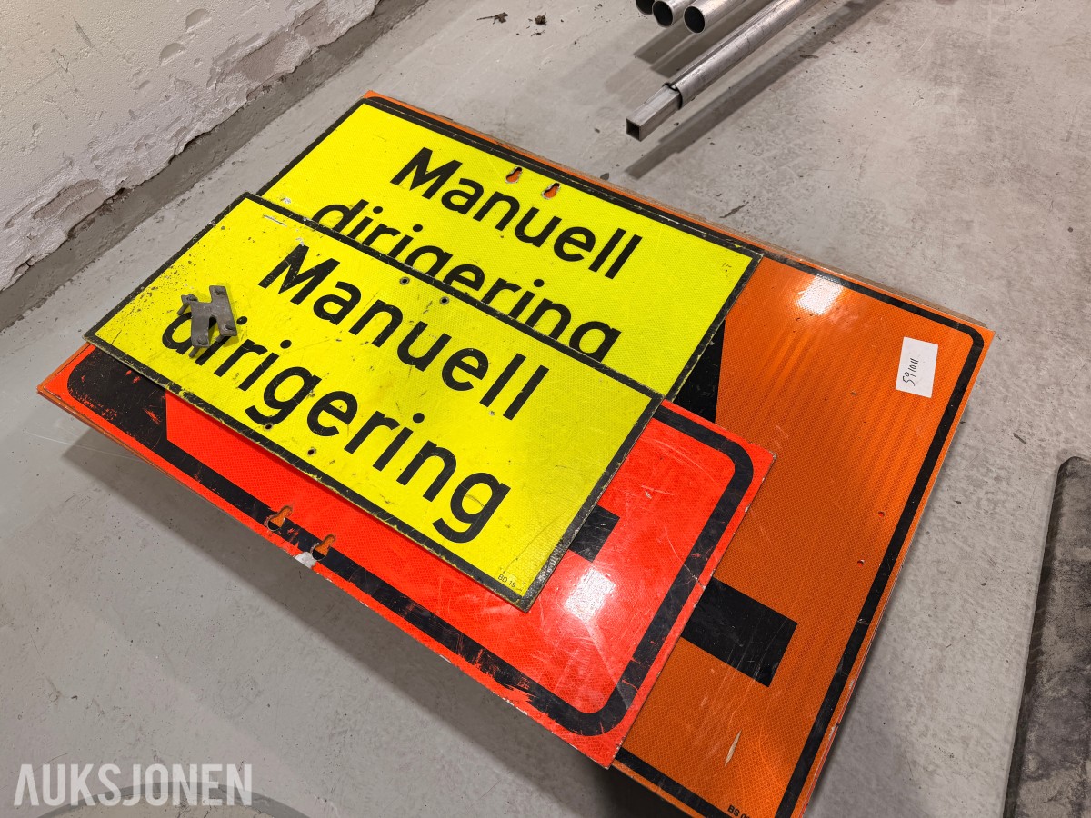 Parti med ca 35 trafikkskilt og skiltstolper