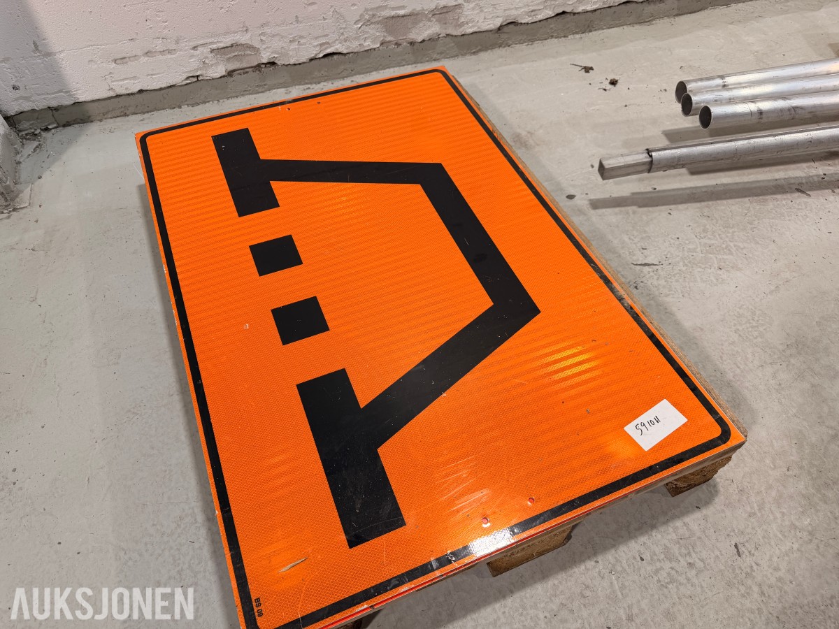 Parti med ca 35 trafikkskilt og skiltstolper