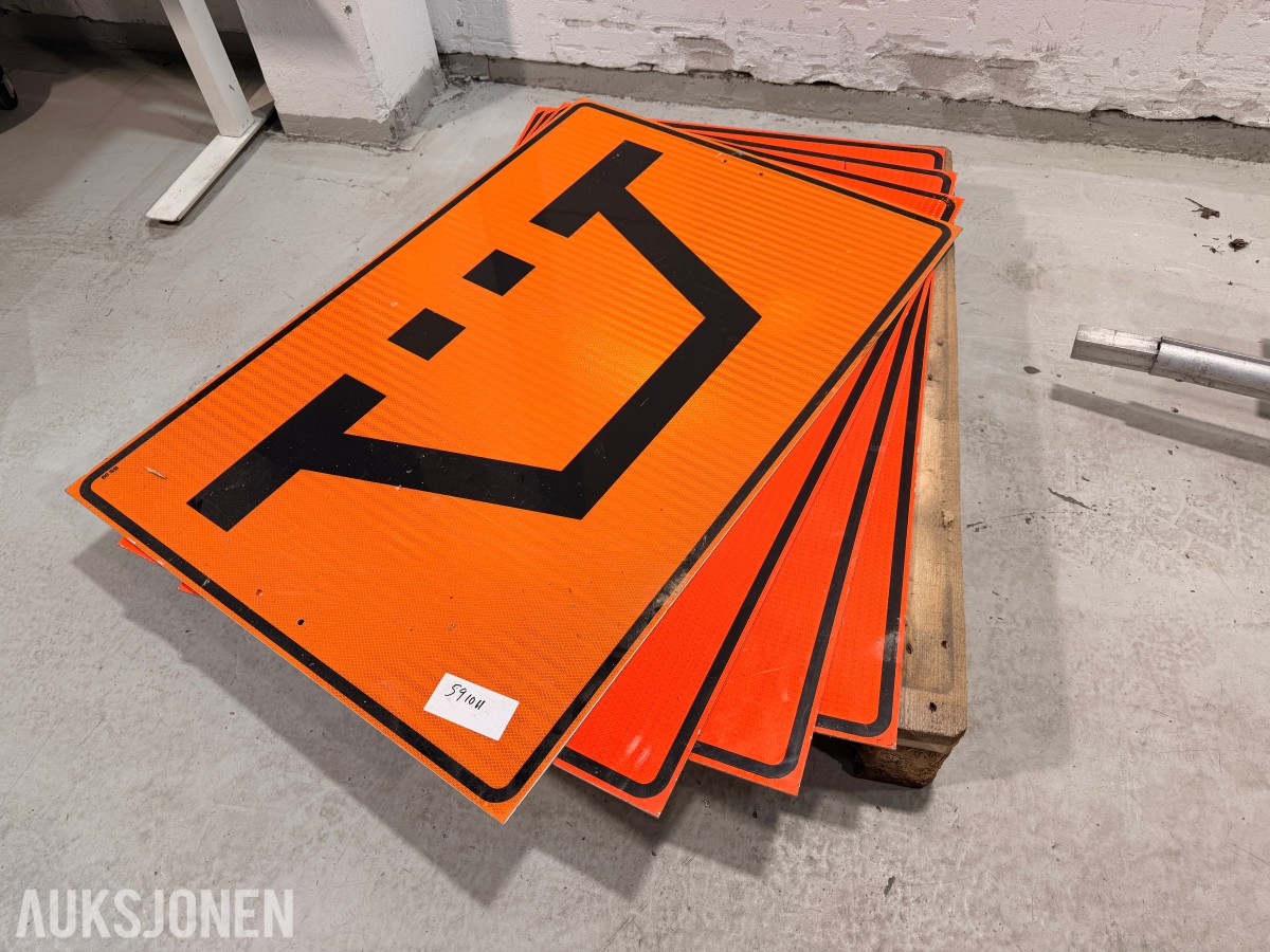Parti med ca 35 trafikkskilt og skiltstolper