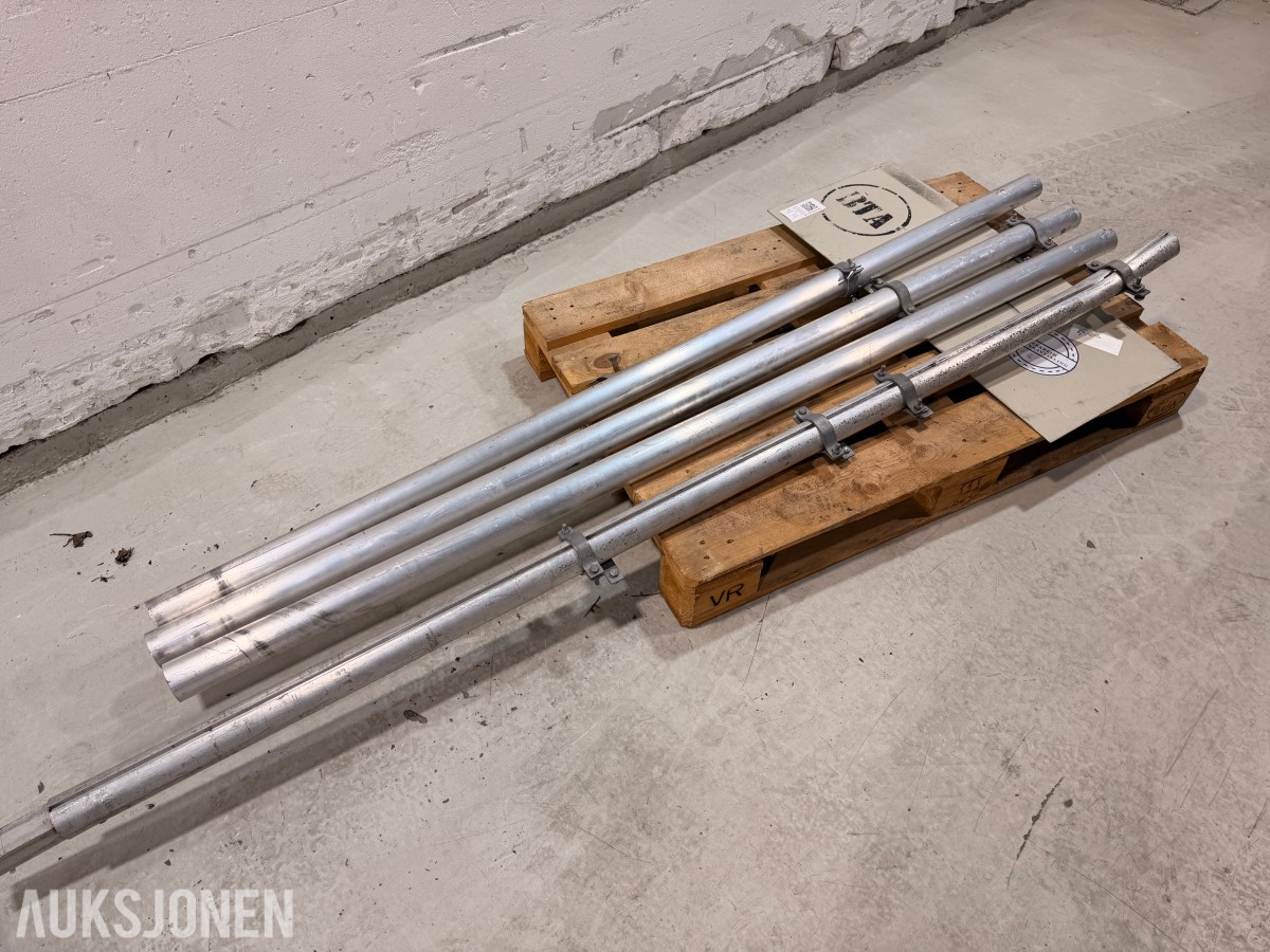 Parti med ca 35 trafikkskilt og skiltstolper