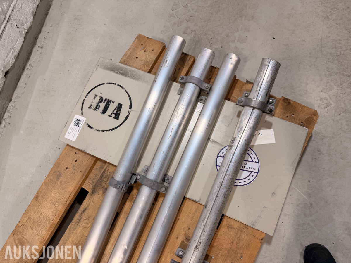 Parti med ca 35 trafikkskilt og skiltstolper