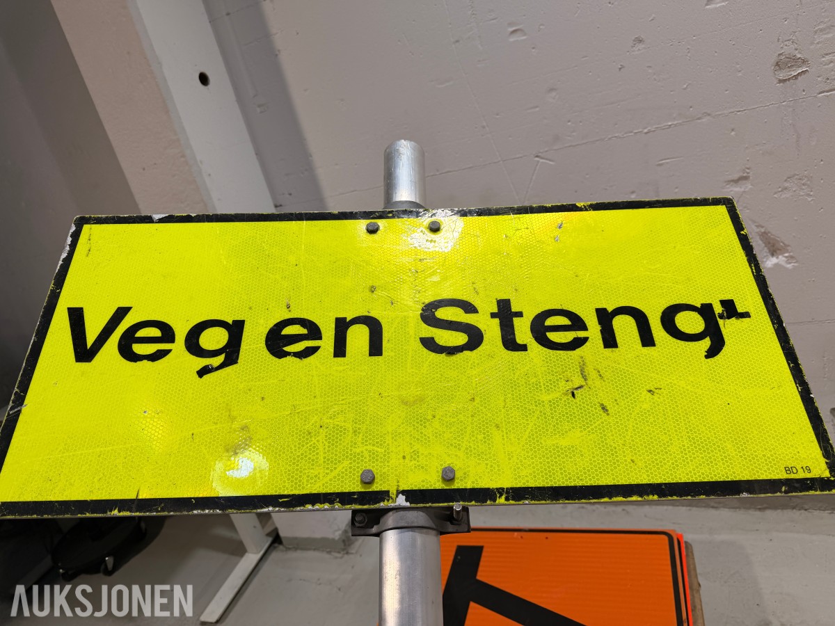 Parti med ca 35 trafikkskilt og skiltstolper