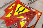 Parti med ca 35 trafikkskilt og skiltstolper