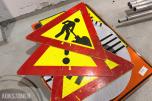 Parti med ca 35 trafikkskilt og skiltstolper