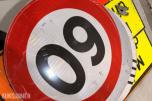 Parti med ca 35 trafikkskilt og skiltstolper