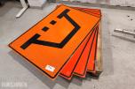Parti med ca 35 trafikkskilt og skiltstolper