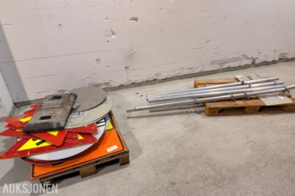 Parti med ca 35 trafikkskilt og skiltstolper