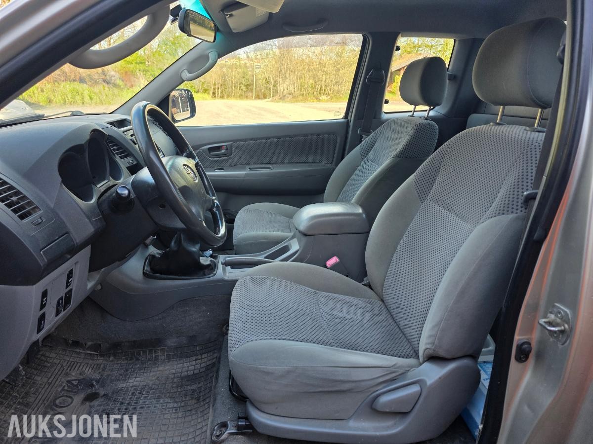 2006 Toyota HiLux 2.5-102 D 4WD, 284392km