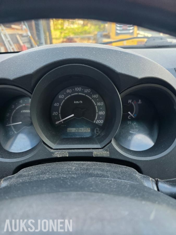 2006 Toyota HiLux 2.5-102 D 4WD, 284392km