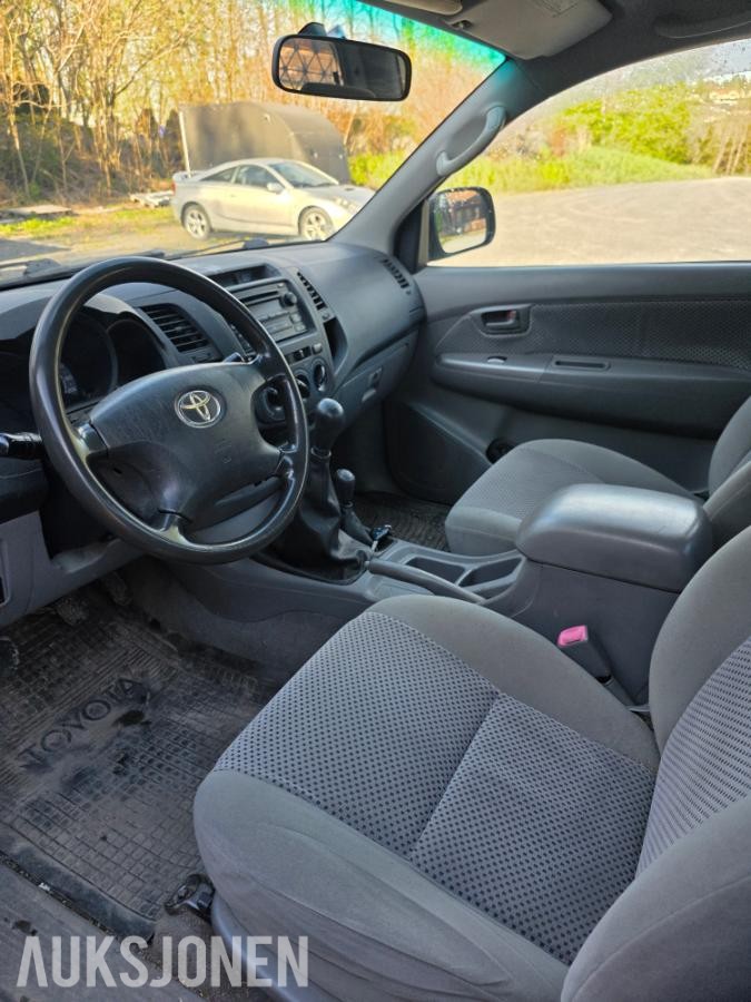2006 Toyota HiLux 2.5-102 D 4WD, 284392km