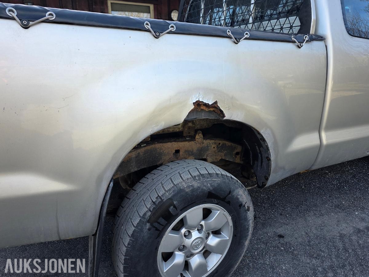 2006 Toyota HiLux 2.5-102 D 4WD, 284392km