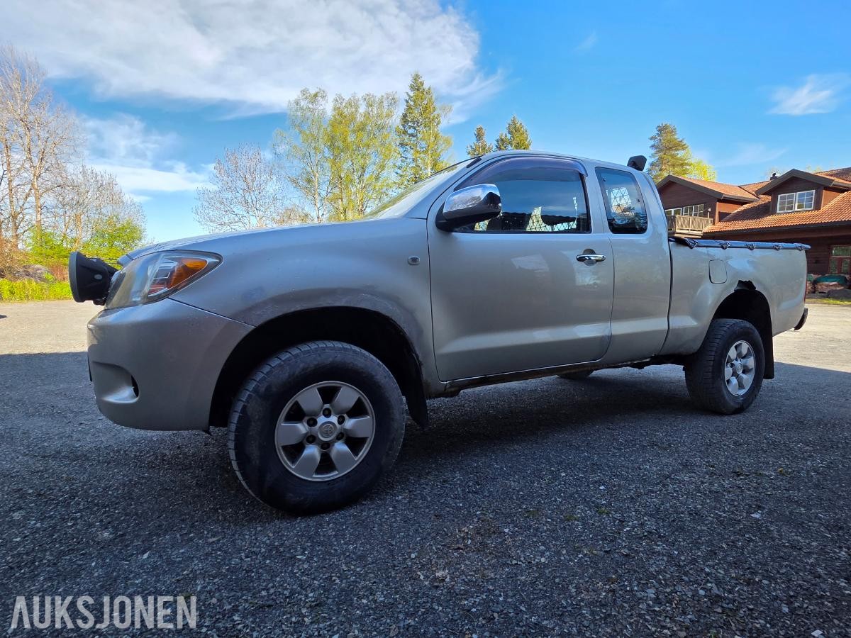 2006 Toyota HiLux 2.5-102 D 4WD, 284392km