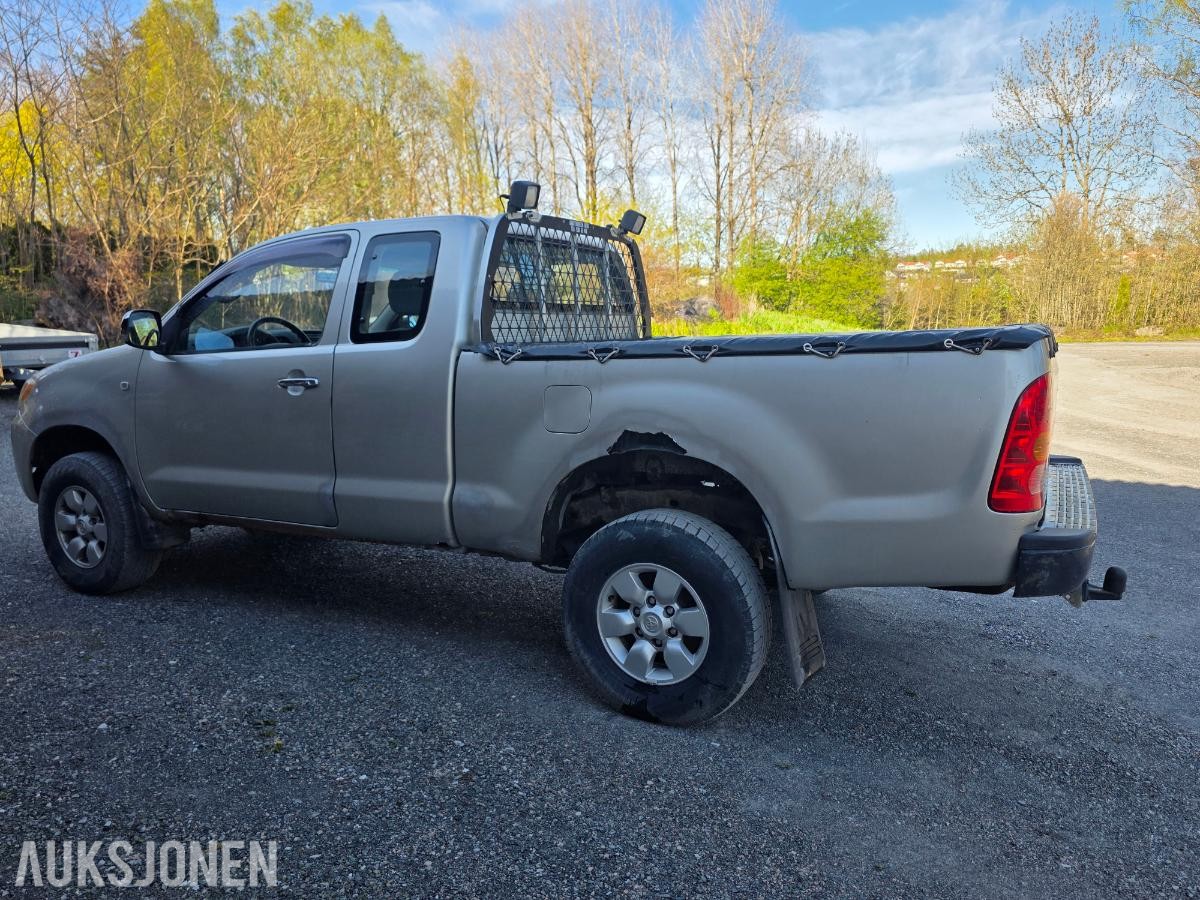 2006 Toyota HiLux 2.5-102 D 4WD, 284392km
