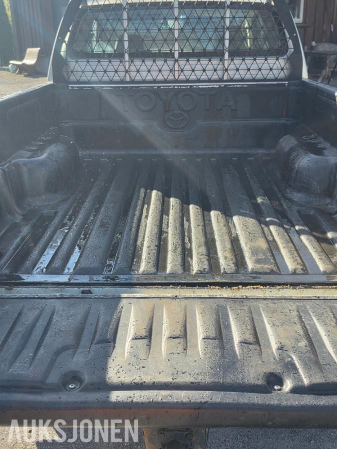 2006 Toyota HiLux 2.5-102 D 4WD, 284392km