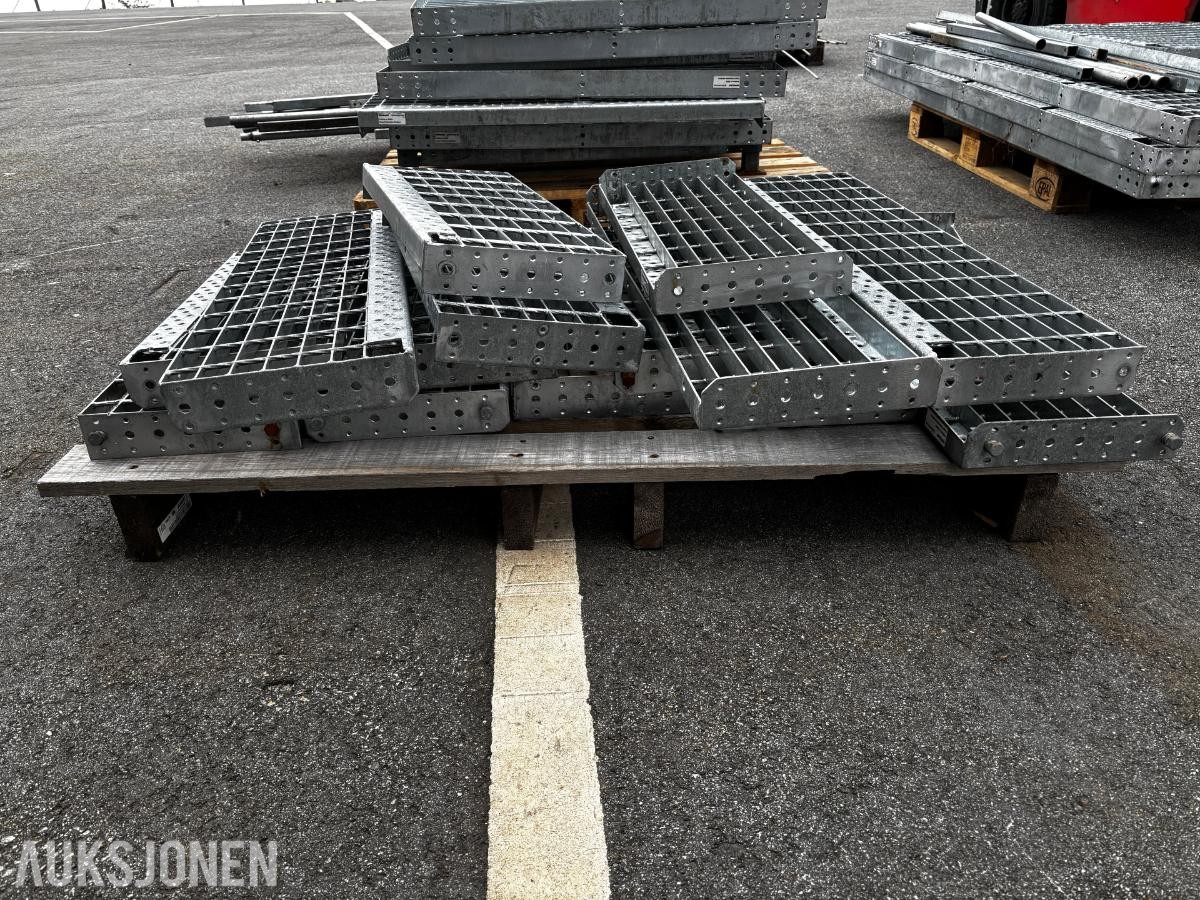 Trappetrinn og platå i galvanisert stål – med rekkverkdeler