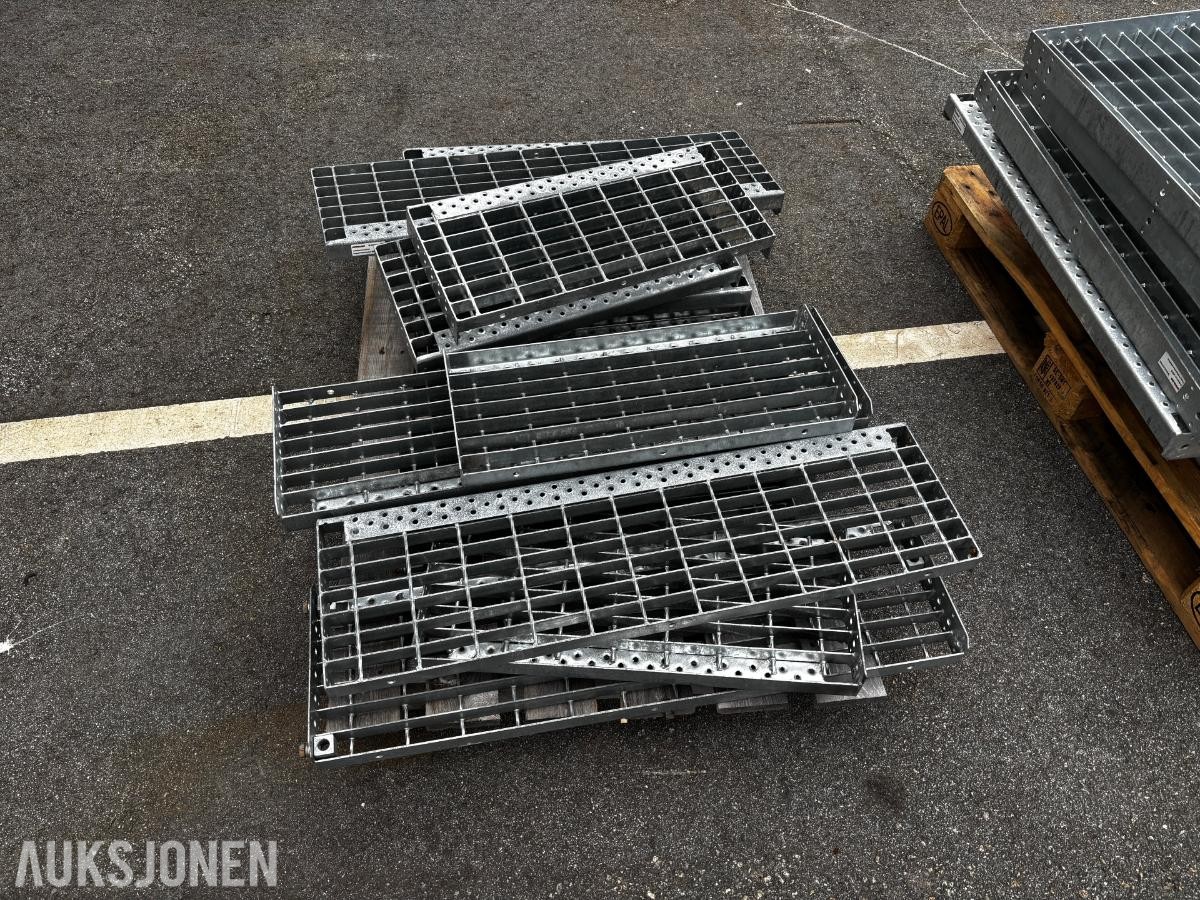 Trappetrinn og platå i galvanisert stål – med rekkverkdeler