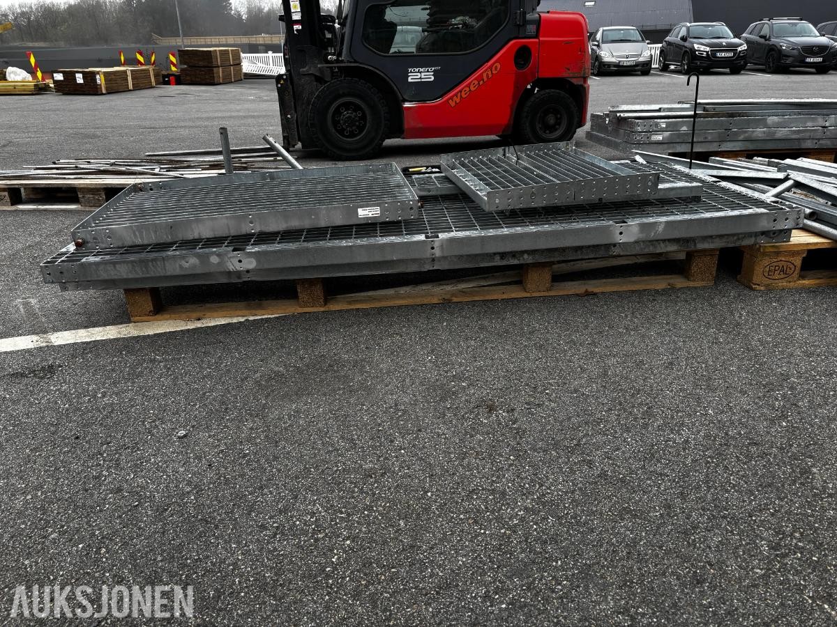 Trappetrinn og platå i galvanisert stål – med rekkverkdeler