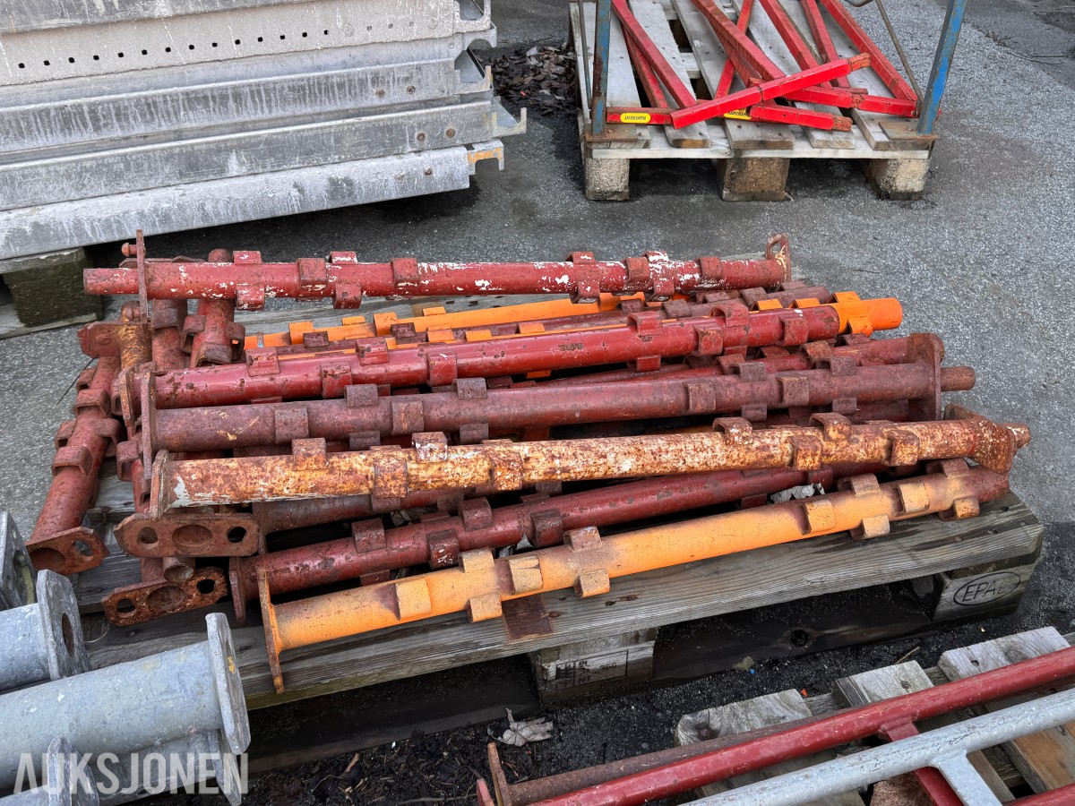 Diverse deler til tungstillas selges samlet
