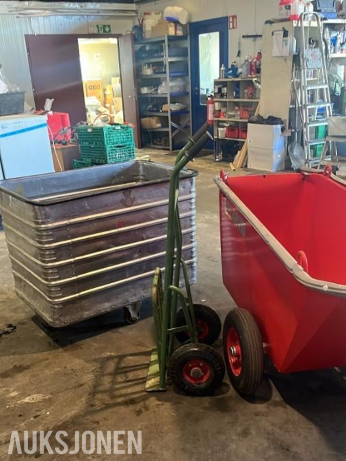byggvogn / avfallsvogn på hjul og sekketralle 