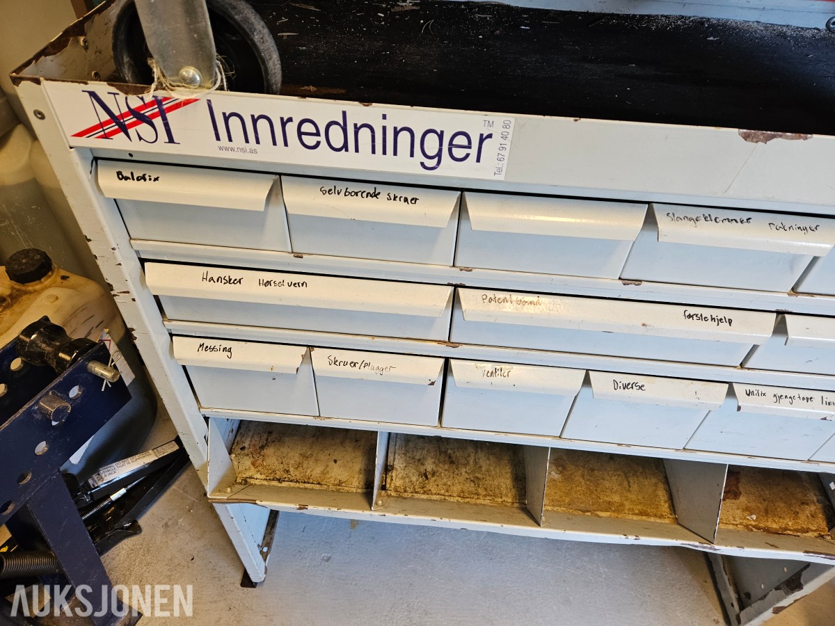 Bilinnredning med skuffer - Transporttralle/hylle