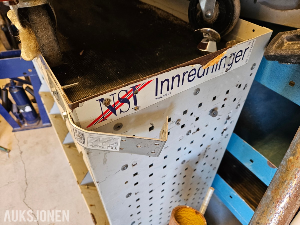 Bilinnredning med skuffer - Transporttralle/hylle
