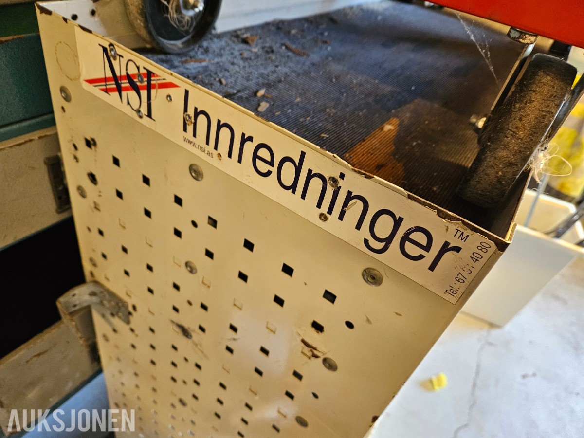 Bilinnredning med skuffer - Transporttralle/hylle