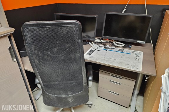 Kontorpult med kontorstol - 2 stk BenQ BL2400 LCD-skjermer - Komplett arbeidsplass