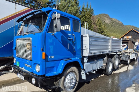 1973 Volvo FB-88 35 veteran tippbil med krankonsoll