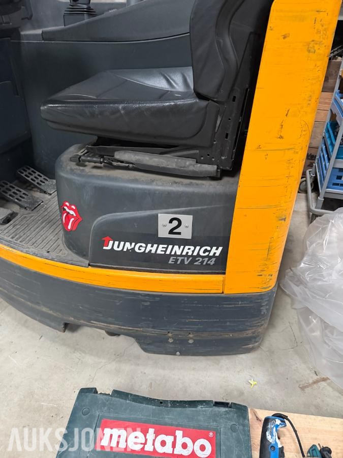 Jungheinrich ETV 214 skyvemasttruck selges