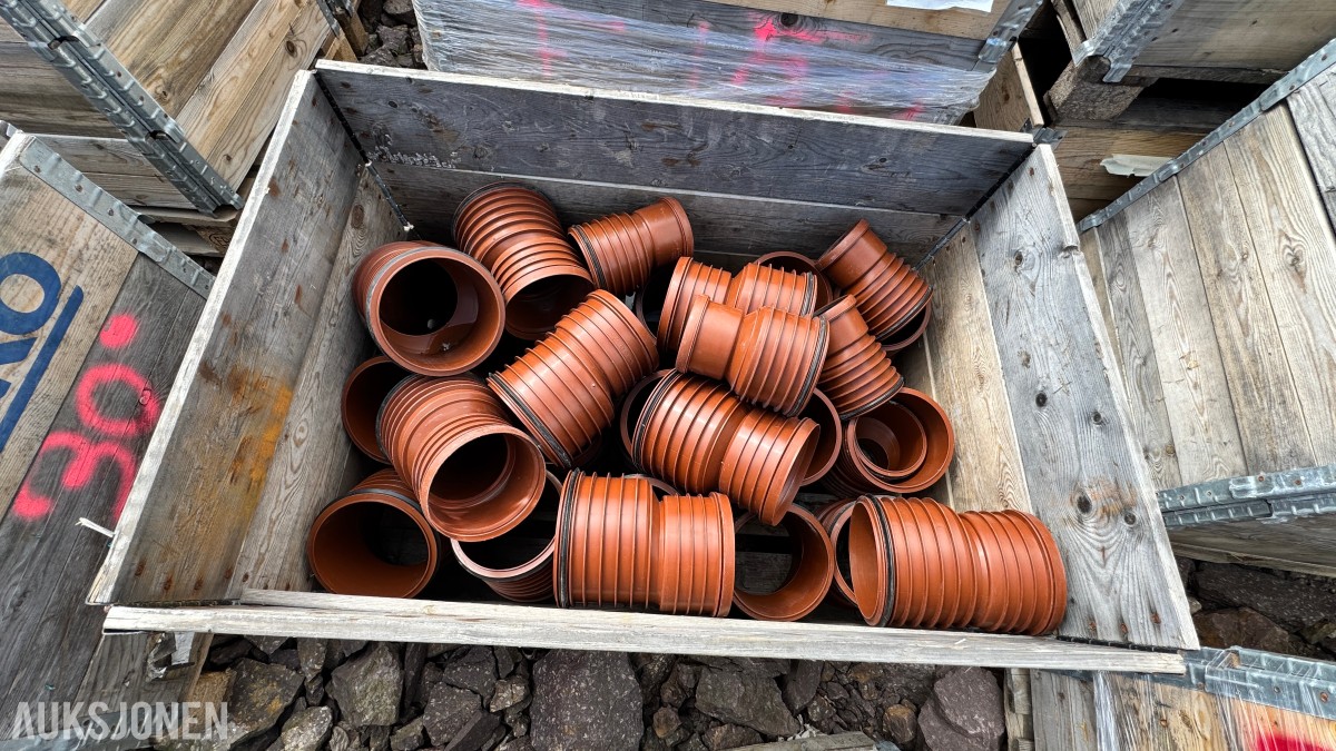 31 paller med diverse VA-plastdeler selges samlet