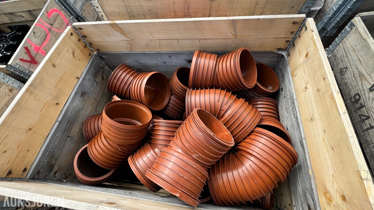 31 paller med diverse VA-plastdeler selges samlet