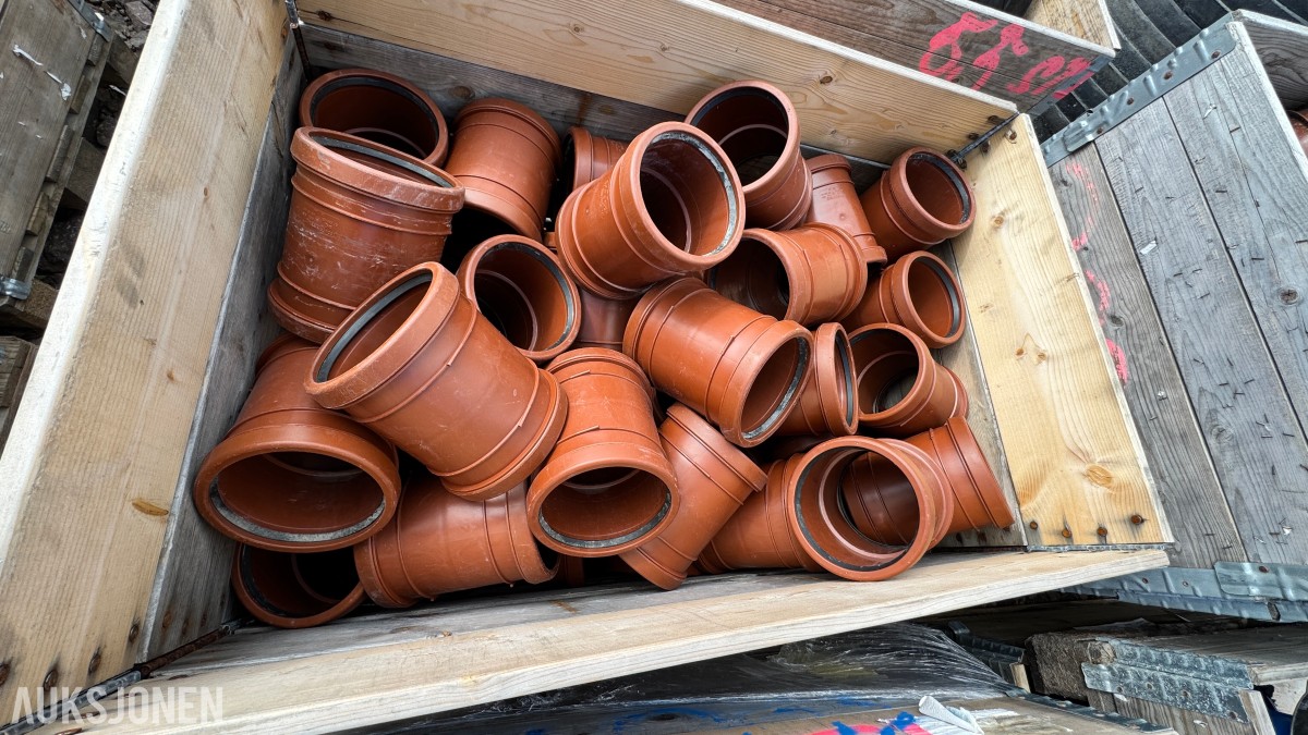 31 paller med diverse VA-plastdeler selges samlet