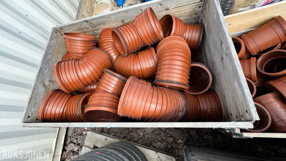 31 paller med diverse VA-plastdeler selges samlet