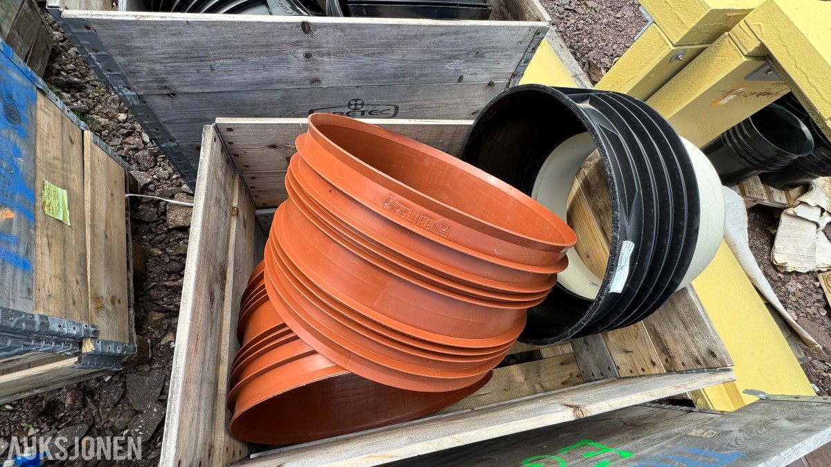 31 paller med diverse VA-plastdeler selges samlet