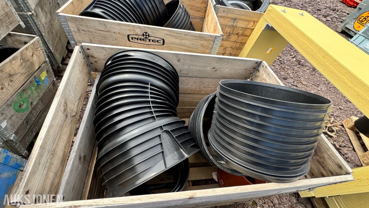 31 paller med diverse VA-plastdeler selges samlet