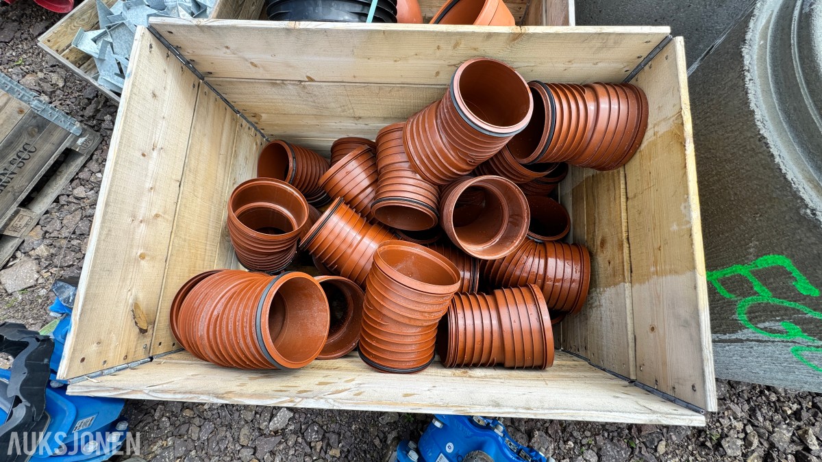 31 paller med diverse VA-plastdeler selges samlet
