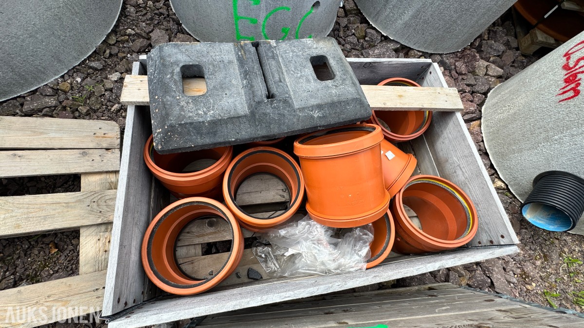31 paller med diverse VA-plastdeler selges samlet