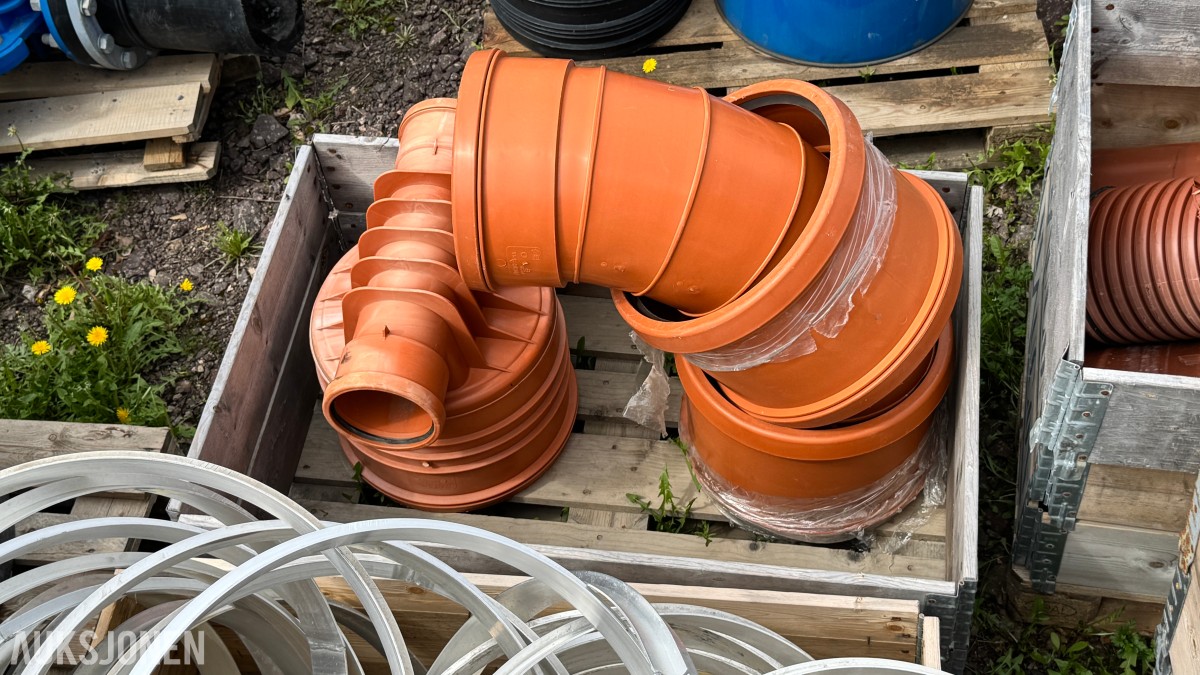 31 paller med diverse VA-plastdeler selges samlet